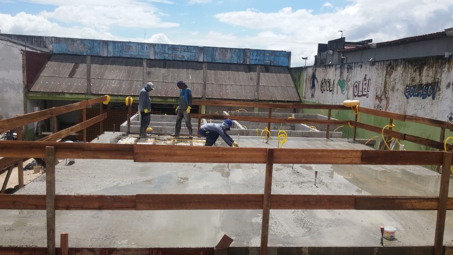 Equipe em concretagem de laje