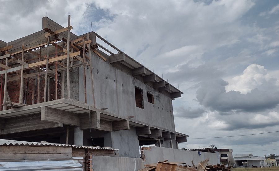 Residência unifamiliar de dois pavimentos em estrutura